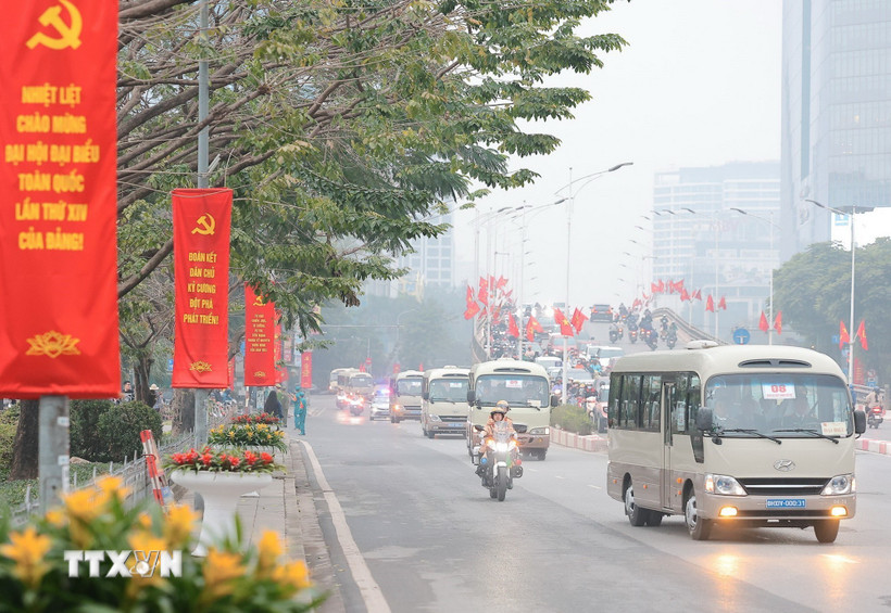 Đoàn xe chở các đại biểu dự Đại hội đại biểu toàn quốc lần thứ XIV của Đảng di chuyển trên đường Nguyễn Chí Thanh về Trung tâm Hội nghị Quốc gia. (Ảnh: TTXVN)