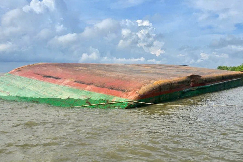 Hiện trường sà lan lật úp sau va chạm tàu trên sông Soài Rạp. (Nguồn: Báo Tin tức)