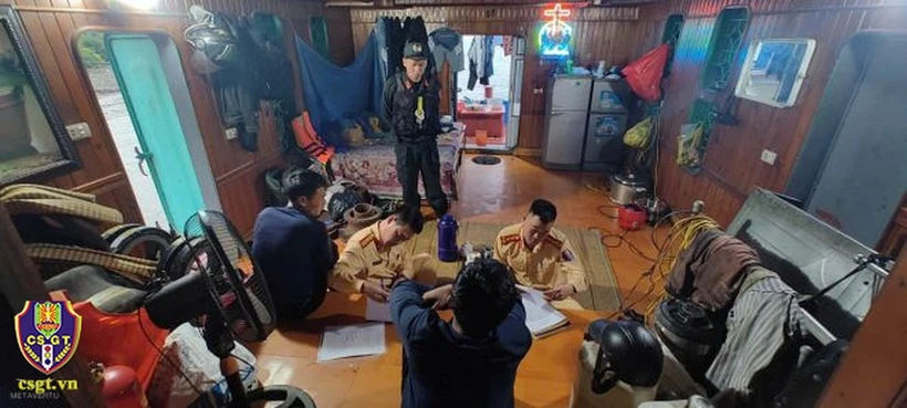 Đấu tranh, làm rõ phương thức, thủ đoạn của đối tượng khai thác cát trái phép. (Nguồn: Cục Cảnh sát Giao thông)