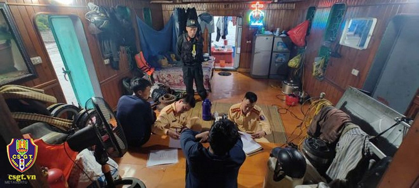 Đấu tranh, làm rõ phương thức, thủ đoạn của đối tượng khai thác cát trái phép. (Nguồn: Cục Cảnh sát Giao thông)