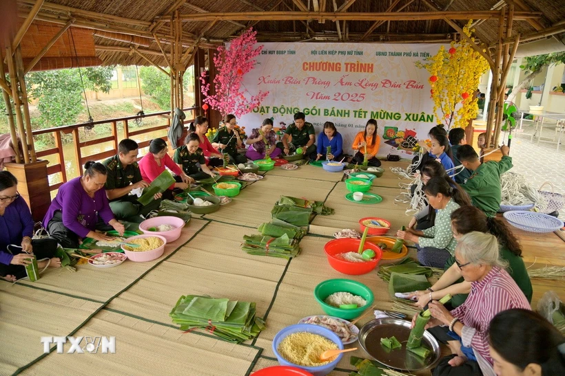 Cán bộ, chiến sỹ Bộ đội Biên phòng Kiên Giang và Hội Liên hiệp phụ nữ tỉnh gói bánh tét tặng cho người dân. (Ảnh: Văn Sĩ/TTXVN)