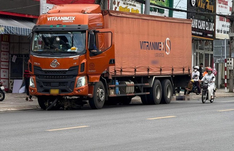 Hiện trường vụ tài xế xe tải để xe tự trôi cán chết người đang dừng đèn đỏ.
