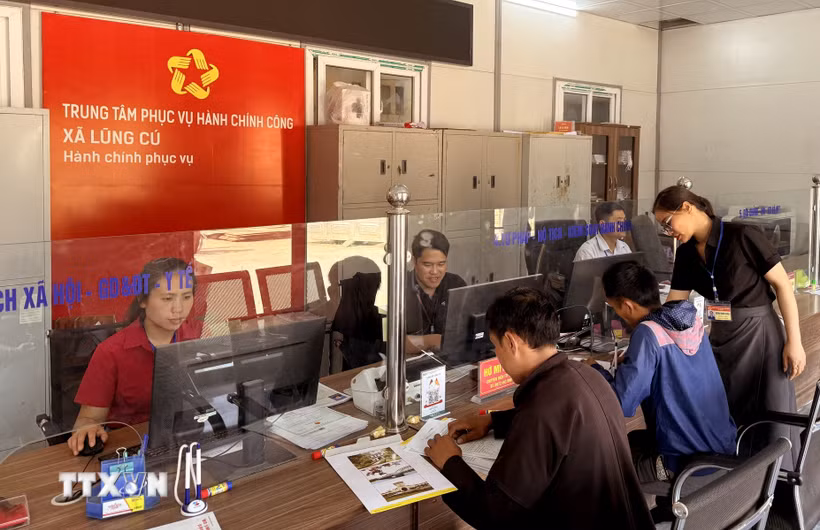 Giải quyết thủ tục hành chính trực tuyến cho người dân xã biên giới Lũng Cú (Tuyên Quang). (Ảnh: Đức Thọ/TTXVN)