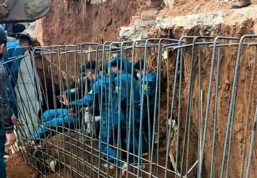 Nhiều người tìm kiếm nạn nhân bị vùi lấp.