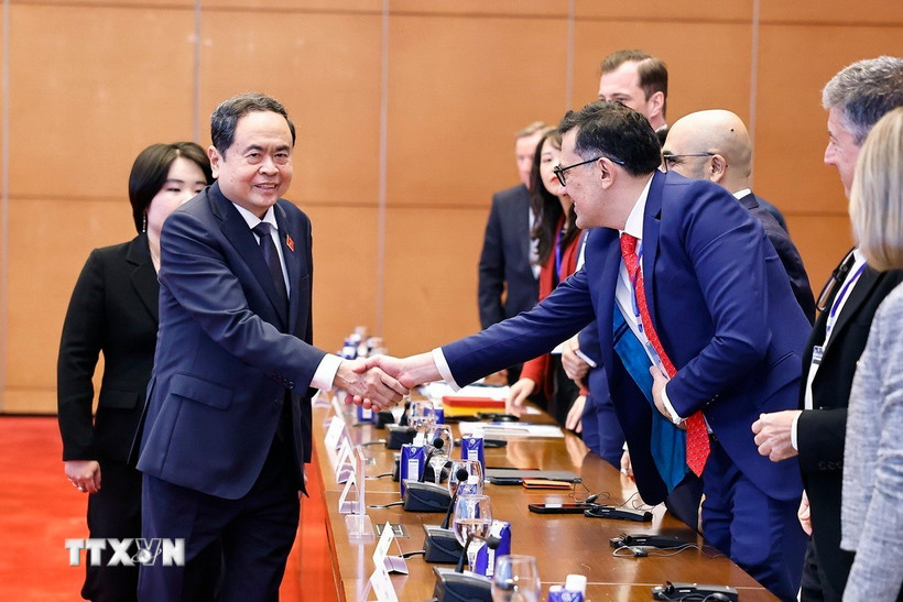 Chủ tịch Quốc hội Trần Thanh Mẫn với đại diện doanh nghiệp của Hội đồng Kinh doanh châu Âu-ASEAN (EU-ABC). (Ảnh: Doãn Tấn/TTXVN)