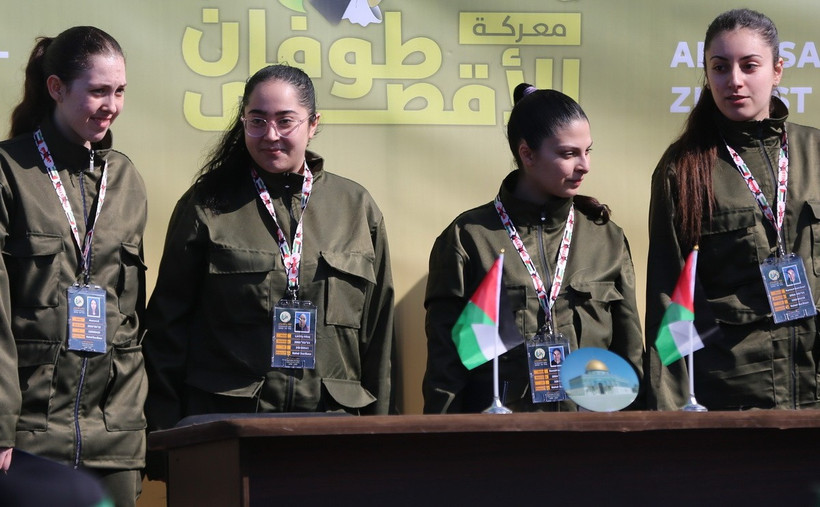 Các con tin Israel được Hamas trả tự do tại thành phố Gaza ngày 25/1/2025. (Ảnh: THX/TTXVN)