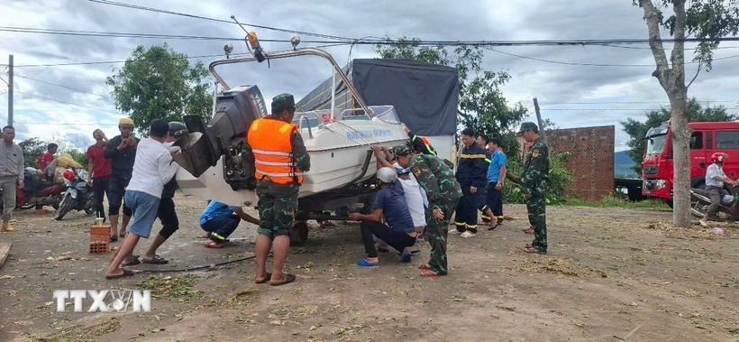 Giải cứu người dân xã Ia Tul, tỉnh Gia Lai mắc kẹt do mưa lũ. (Ảnh: Hồng Điệp/TTXVN)