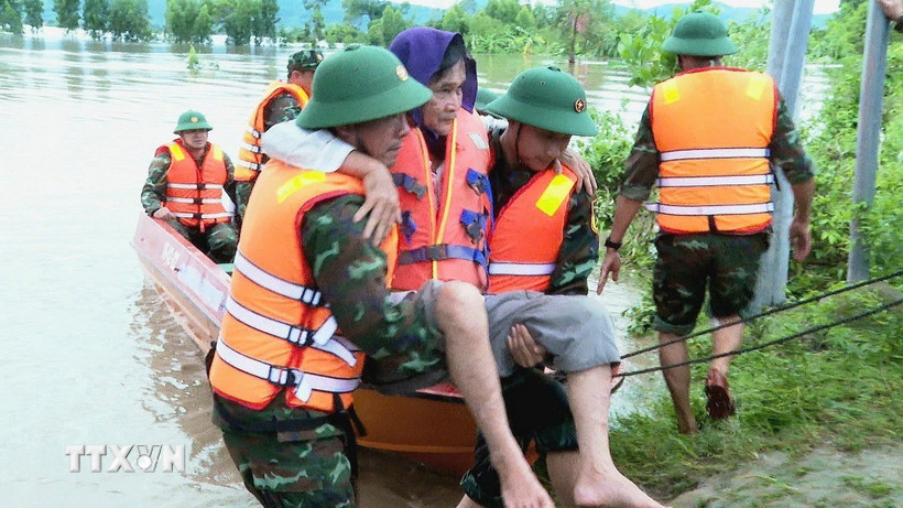 Giải cứu người dân xã Ia Tul, tỉnh Gia Lai mắc kẹt do mưa lũ. (Ảnh: Hồng Điệp/TTXVN)