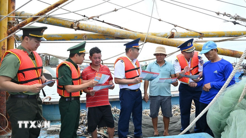 Lực lượng chức năng tuyên truyền về công tác chống khai thác IUU cho ngư dân tại Thành phố Hồ Chí Minh. (Ảnh: Hoàng Nhị/TTXVN)
