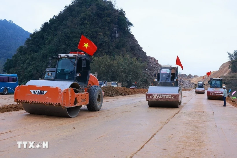 Các đơn vị thi công dự án tuyến đường cao tốc Đồng Đăng-Trà Lĩnh tại đoạn Thạch An, Cao Bằng. (Ảnh: Dương Giang/TTXVN)