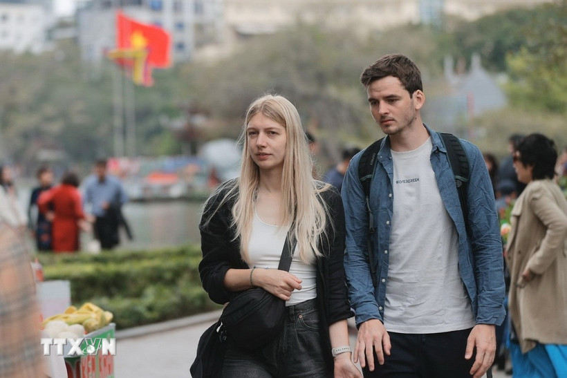 Du khách quốc tế đến Hà Nội dịp Tết nguyên đán Ất Tỵ 2025. (Ảnh: Minh Quyết/TTXVN)