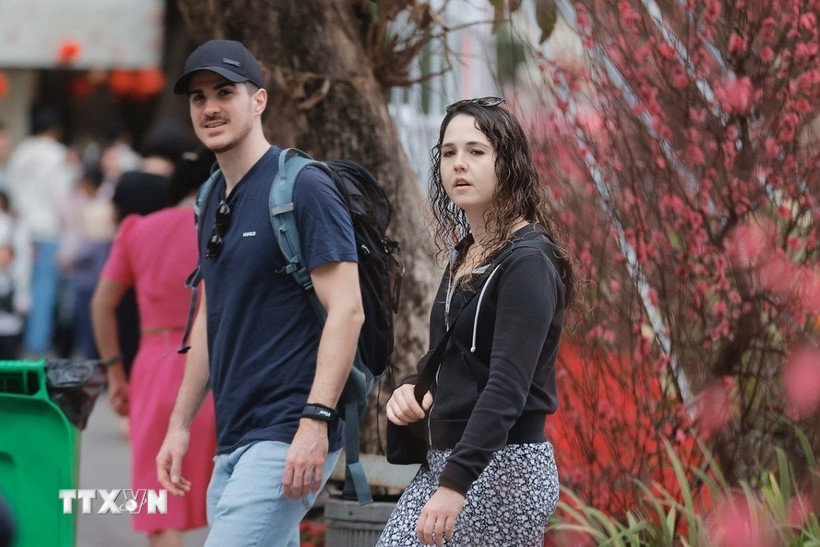 Du khách quốc tế đến Hà Nội dịp Tết nguyên đán. (Ảnh: Minh Quyết/TTXVN)