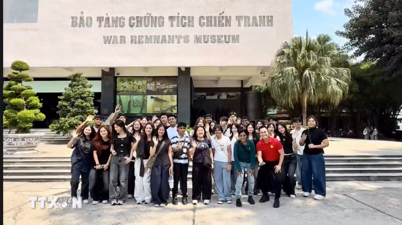 Sinh viên Singapore thăm Bảo tàng chứng tích chiến tranh. (Ảnh: TTXVN phát)