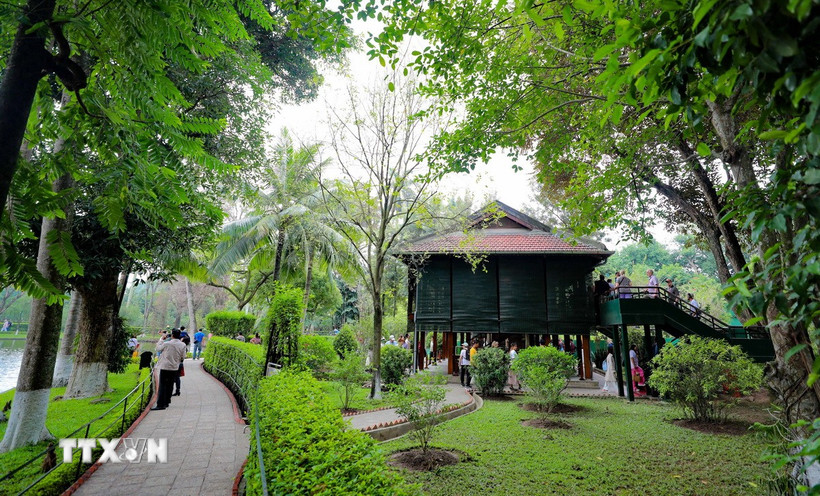 Nhà sàn Bác Hồ luôn được du khách quan tâm, tìm hiểu về cuộc sống giản dị của Người. (Ảnh: Thanh Tùng/TTXVN)