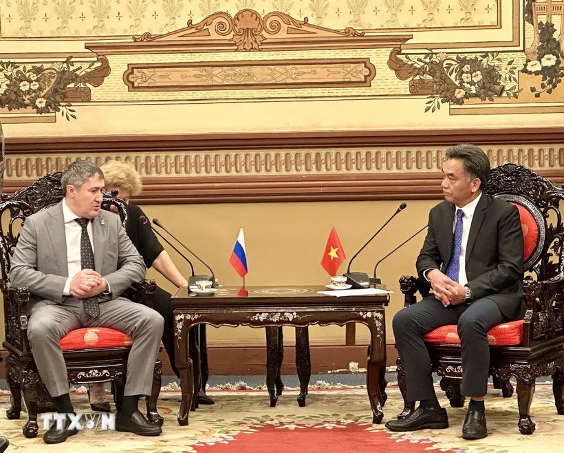 Phó Chủ tịch Thường trực Ủy ban Nhân dân Thành phố Hồ Chí Minh Nguyễn Lộc Hà tiếp ông Mahonin Dmitrii, Thống đốc tỉnh Perm, Liên bang Nga. (Ảnh: Liên Sơn/TTXVN)
