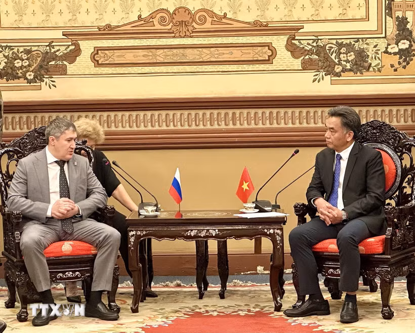 Phó Chủ tịch Thường trực Ủy ban Nhân dân Thành phố Hồ Chí Minh Nguyễn Lộc Hà tiếp ông Mahonin Dmitrii, Thống đốc tỉnh Perm, Liên bang Nga. (Ảnh: Liên Sơn/TTXVN)
