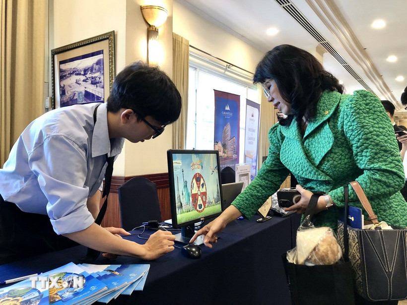 Doanh nghiệp du lịch giới thiệu sản phẩm, dịch vụ ứng dụng công nghệ tại sự kiện kết nối phát triển du lịch giai đoạn 2025-2030. (Ảnh: Mỹ Phương/TTXVN)