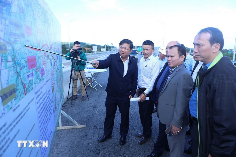 Bí thư Tỉnh ủy Đắk Lắk Lương Nguyễn Minh Triết (bên trái, ngoài cùng) chỉ đạo chủ đầu tư đẩy nhanh tiến độ thi công dự án. (Ảnh: Tuấn Anh/ TTXVN)