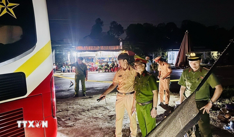 Công an tỉnh Đồng Tháp khám nghiệm hiện trường vụ tai nạn giao thông tối 5/12/2025. (Ảnh: TTXVN phát)