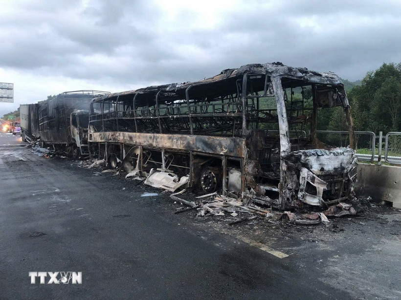 Cả ba phương tiện đều bị lửa thiêu rụi; trong đó xe tải và xe khách cháy hoàn toàn, xe đầu kéo bị cháy phần đầu. (Ảnh: TTXVN phát)