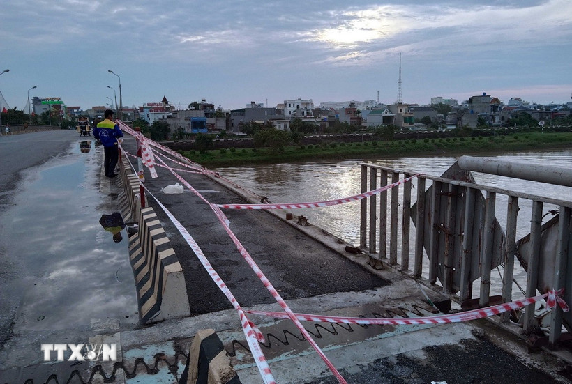 Dông lốc cuốn đổ đoạn lan can dài khoảng 50m ở phía bên phải giữa cầu Thái Bình, hướng từ đường Trần Thái Tông sang đường Long Hưng (thuộc địa bàn phường Thái Bình, tỉnh Hưng Yên). (Ảnh: Nguyễn Công Hải/TTXVN)