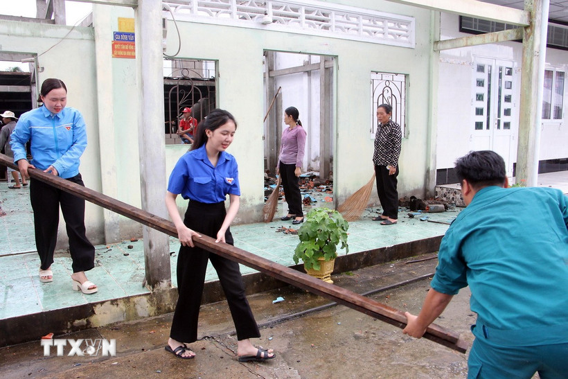 Đoàn thanh niên tại cơ sở ở Cà Mau ra quân hỗ trợ gia đình chính sách tháo dỡ để xây dựng mới nhà ở. (Ảnh: Trung Kiên/TTXVN)