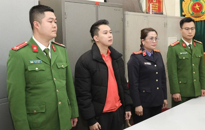 Cơ quan Cảnh sát điều tra Công an tỉnh Sơn La thi hành Lệnh bắt bị can để tạm giam với Nguyễn Huy Lâm (thứ 2 từ trái qua) (Ảnh: Công an Sơn La).