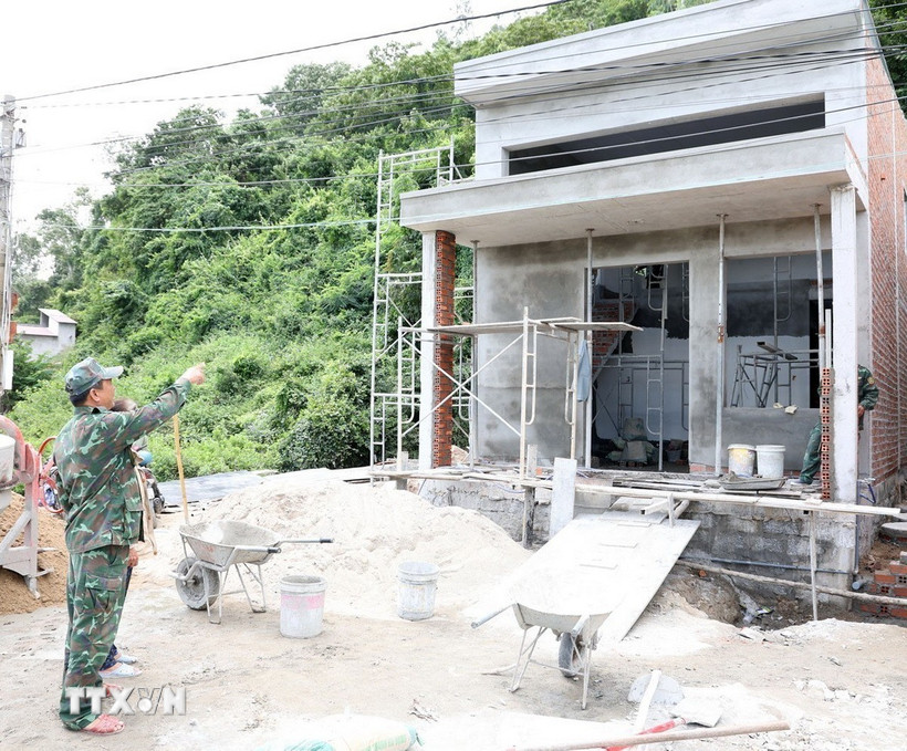 Ngôi nhà hộ bà Lê Thị Tuyết (phường Nam Nha Trang, tỉnh Khánh Hòa) do Khu vực Phòng thủ Khu vực 2 - Diên Khánh (Bộ Chỉ huy Quân sự tỉnh Khánh Hòa) hỗ trợ xây dựng sắp hoàn thành. (Ảnh: Xuân Triệu/TTXVN)