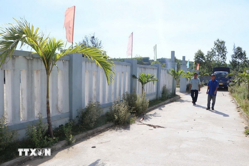 Con đường vào nhà văn hóa thôn Tuyết Diêm 3 được mở rộng nhờ ông Binh hiến đất. (Ảnh: Đinh Hương/TTXVN)