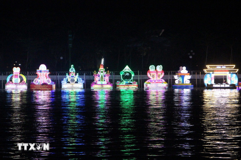 Hoa đăng trưng bày trong Ngày hội Du lịch - Đêm hoa đăng Ninh Kiều năm 2024. (Ảnh: Trung Kiên/TTXVN)
