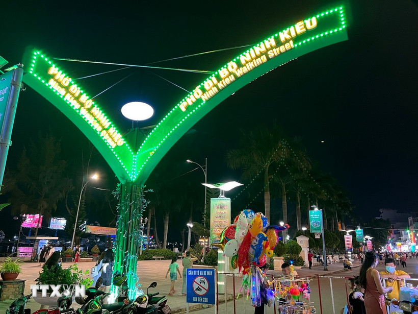 Quy hoạch nhiều không gian thoáng cho hoạt động đi bộ ở Ninh Kiều. (Ảnh: Ánh Tuyết/TTXVN)