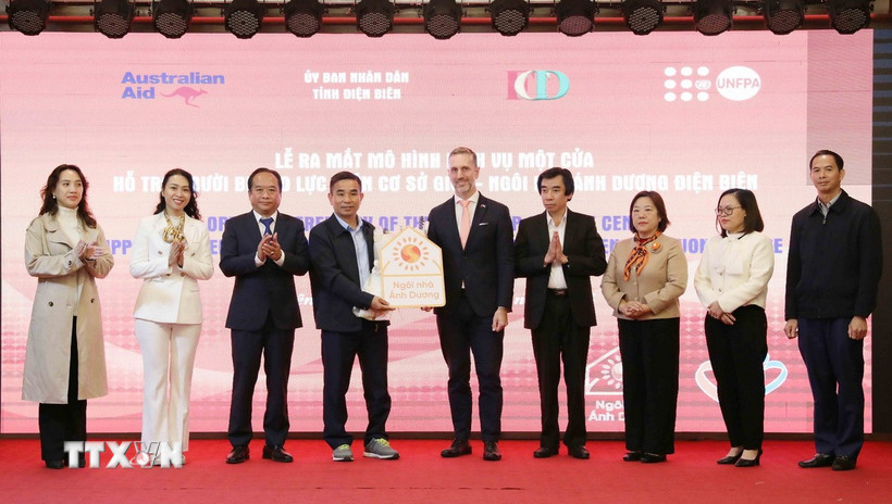 Lễ bàn giao Ngôi nhà Ánh Dương cho Quỹ Phát triển cộng đồng tỉnh Điện Biên. (Ảnh: Trung Kiên/TTXVN)