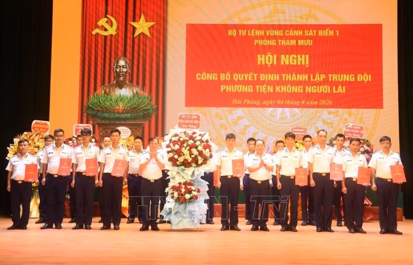 Thiếu tướng Trần Văn Thơ, Tư lệnh Vùng và Thiếu tướng Trần Văn Hậu, Chính uỷ Vùng trao quyết định công tác nhân sự và tặng hoa chúc mừng Trung đội Phương tiện không người lái. (Ảnh: Lam Giang/TTXVN)