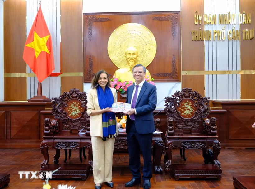 Bà Anne Aly, Bộ trưởng Phát triển Quốc tế, Bộ trưởng Doanh nghiệp Nhỏ và Bộ trưởng Các vấn đề Đa văn hóa Australia tặng quà cho Chủ tịch Ủy ban Nhân dân thành phố Cần Thơ Trương Cảnh Tuyên. (Ảnh: Thu Hiền/TTXVN)