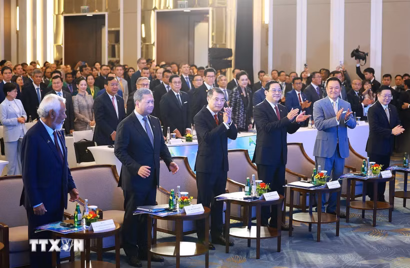 Thủ tướng Lê Minh Hưng cùng Thủ tướng Lào Sonexay Siphandone, Thủ tướng Campuchia Hun Manet, Thủ tướng Thái Lan Anutin Charnvirakul và Thủ tướng Timor-Leste Kay Rala Xanana Gusmão tham dự Phiên khai mạc Diễn đàn Tương lai ASEAN lần thứ ba. (Ảnh: Dương Giang/TTXVN)
