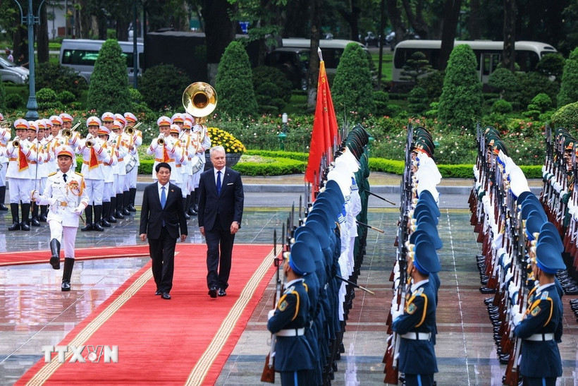 Chủ tịch nước Lương Cường và Tổng thống Cộng hòa Litva Gitanas Nauseda duyệt Đội danh dự Quân đội Nhân dân Việt Nam. (Ảnh: Tuấn Anh/TTXVN)