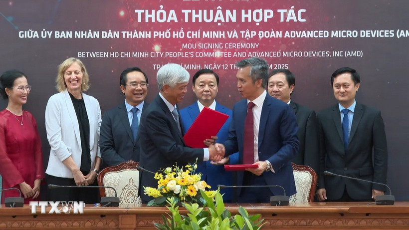 Quang cảnh buổi ký kết biên bản ghi nhớ giữa Ủy ban Nhân dân Thành phố Hồ Chí Minh và Tập đoàn AMD. (Ảnh: Hữu Duyên/TTXVN)