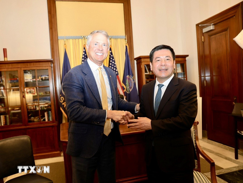 Bộ trưởng Bộ Công Thương Nguyễn Hồng Diên và Thượng nghị sỹ Roger Marshall. (Ảnh: TTXVN phát)