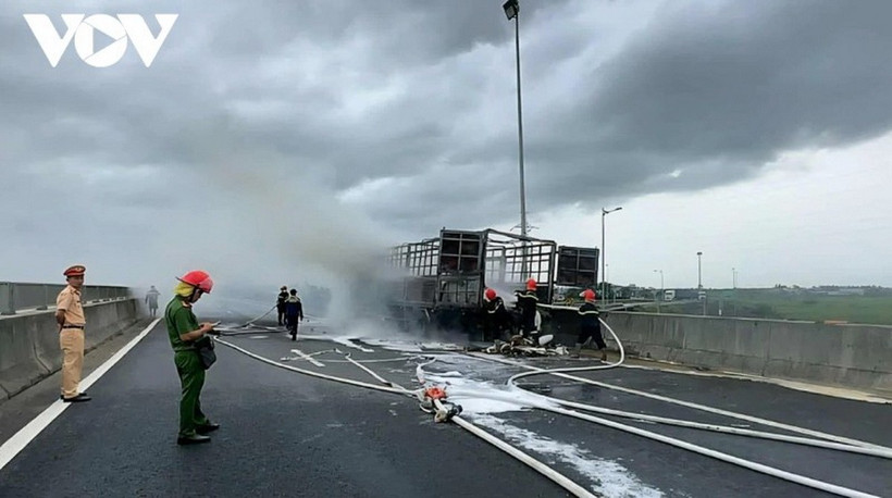 Hiện trường vụ xe tải bất ngờ bốc cháy trên cao tốc Đà Nẵng-Quảng Ngãi. (Nguồn: Đài Tiếng nói Việt Nam)