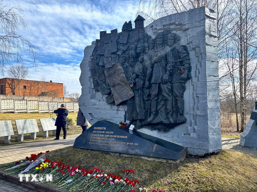 Tượng đài tưởng niệm các chiến sỹ Hồng quân Liên Xô đã chết trong trại tập trung phát tại thành phố Vyazma, tỉnh Smolensk. (Ảnh: Tâm Hằng/TTXVN)