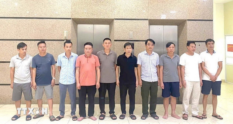 Các đối tượng bị khởi tố về hành vi “Đưa hối lộ, môi giới hối lộ và nhận hối lộ.” (Ảnh TTXVN phát)