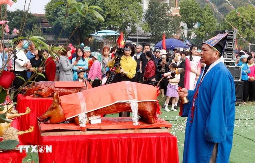 Thầy cúng làm lễ cầu mong mùa màng bội thu, mưa thuận gió hòa đến với người dân địa phương. (Ảnh: Quốc Khánh/TTXVN)