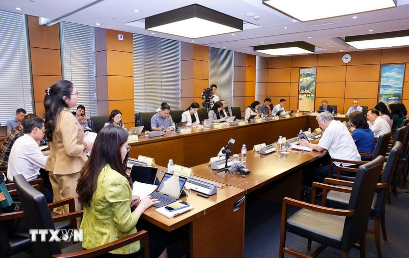 Đoàn đại biểu Quốc hội tỉnh Cà Mau và tỉnh Bắc Ninh thảo luận ở tổ. (Ảnh: Doãn Tấn/TTXVN)