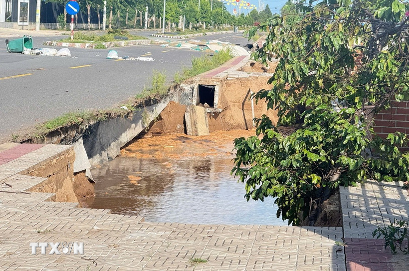 Điểm sạt lở kè Thường Thới Tiền (thuộc xã Thường Phước, tỉnh Đồng Tháp), chiều 16/10/2025. (Ảnh: TTXVN phát)