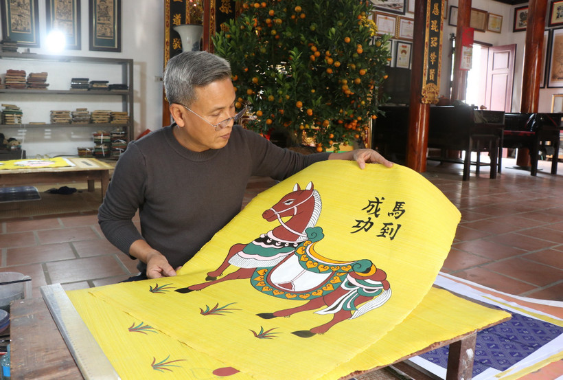 Đáp ứng nhu cầu người tiêu dùng, nghệ nhân làng nghề sáng tạo bức tranh dân gian Đông Hồ với chủ đề con ngựa ngày Tết. (Ảnh: Thanh Thương/TTXVN)