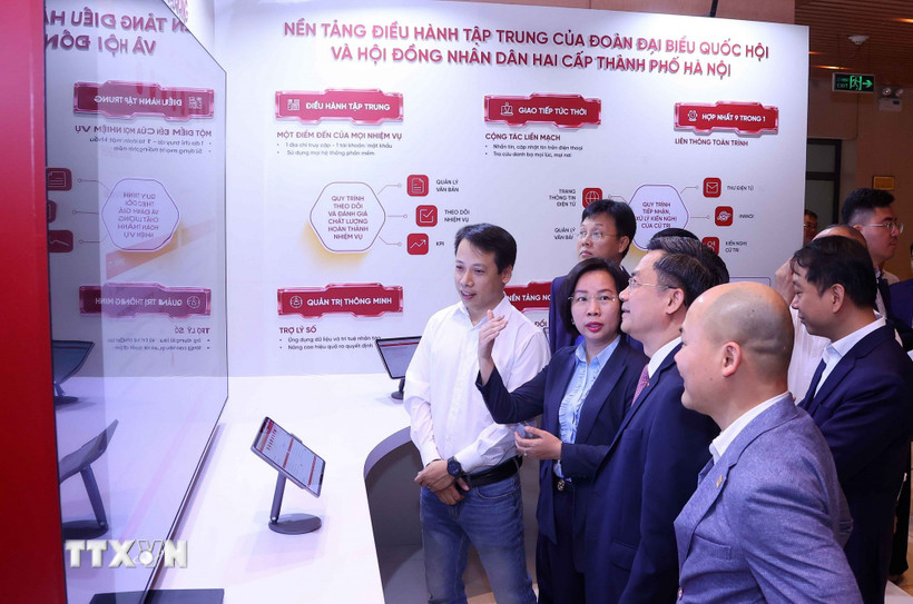 Các đại biểu trải nghiệm Nền tảng Điều hành tập trung của Đoàn đại biểu Bet88app còn khuyến mãi và Hội đồng 2026 Bet88.com link không chặn hai cấp Thành phố Hà Nội. (Ảnh: Văn Điệp/TTXVN)