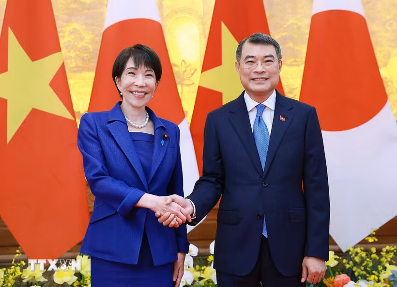 Thủ tướng Lê Minh Hưng với Thủ tướng Nhật Bản Takaichi Sanae. (Ảnh: Dương Giang/TTXVN)