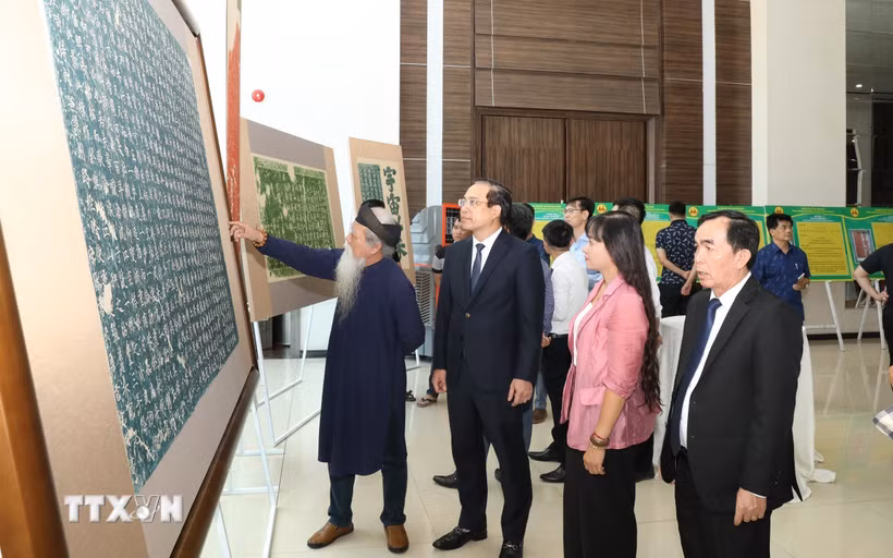 Các đại biểu tham quan hệ thống tư liệu về ma nhai núi Non Nước tại tọa đàm. (Ảnh: Đức Phương/TTXVN)