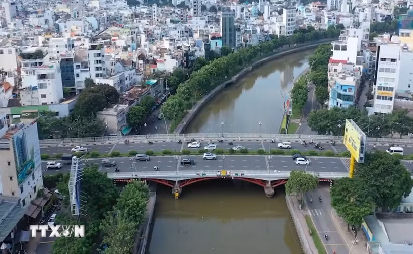Diện mạo của nhiều tuyến đường trên địa bàn phường Phú Nhuận, Thành phố Hồ Chí Minh, đã thay đổi căn bản. (Ảnh: Hữu Duyên/TTXVN)