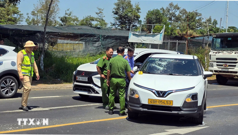 Cơ quan chức năng khám nghiệm hiện trường vụ việc đối tượng đập phá chiếc xe taxi do mâu thuẫn Bet88.Com Link Nhà Cái Bet88 BMXCT Uy Tín tại phường B'Lao. (Ảnh TTXVN phát)